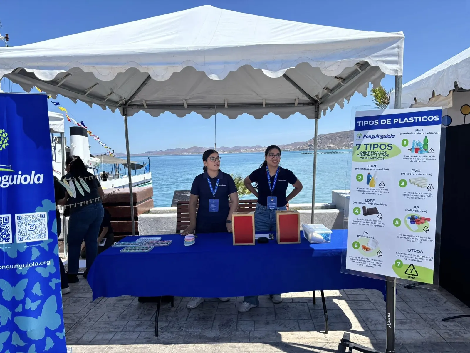 Stand informativo sobre tipos de plástico en el malecón
